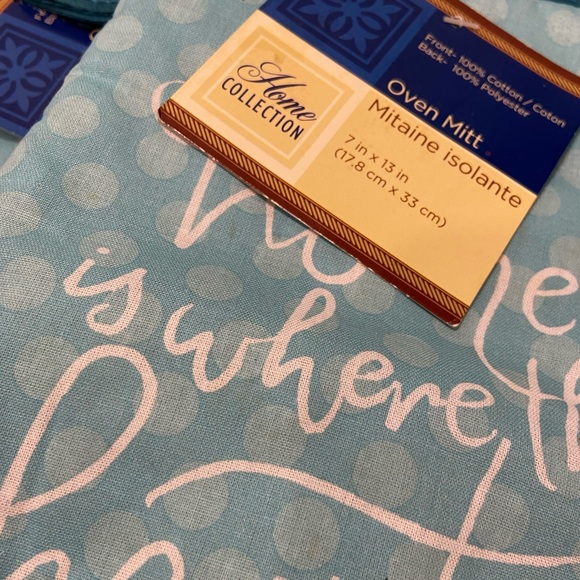 Pair of oven mitts Christmas Home is Where the Heart Is. - Picture 2 of 4